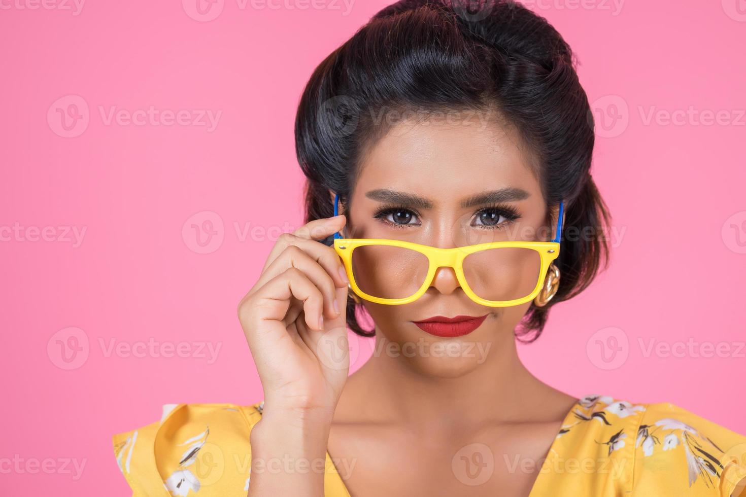 Retrato de mujer de moda con gafas de sol foto