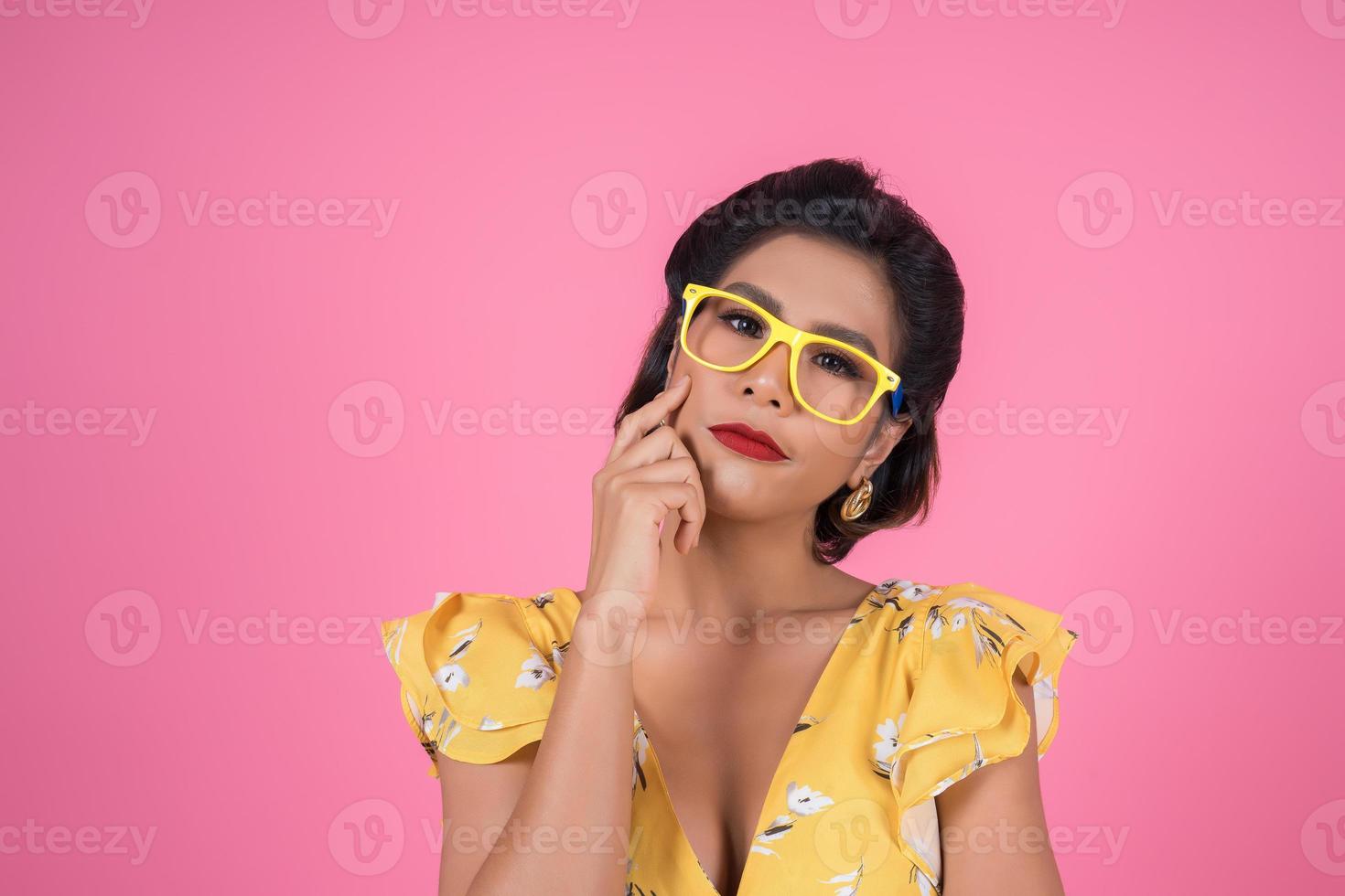 Retrato de mujer de moda con gafas de sol foto