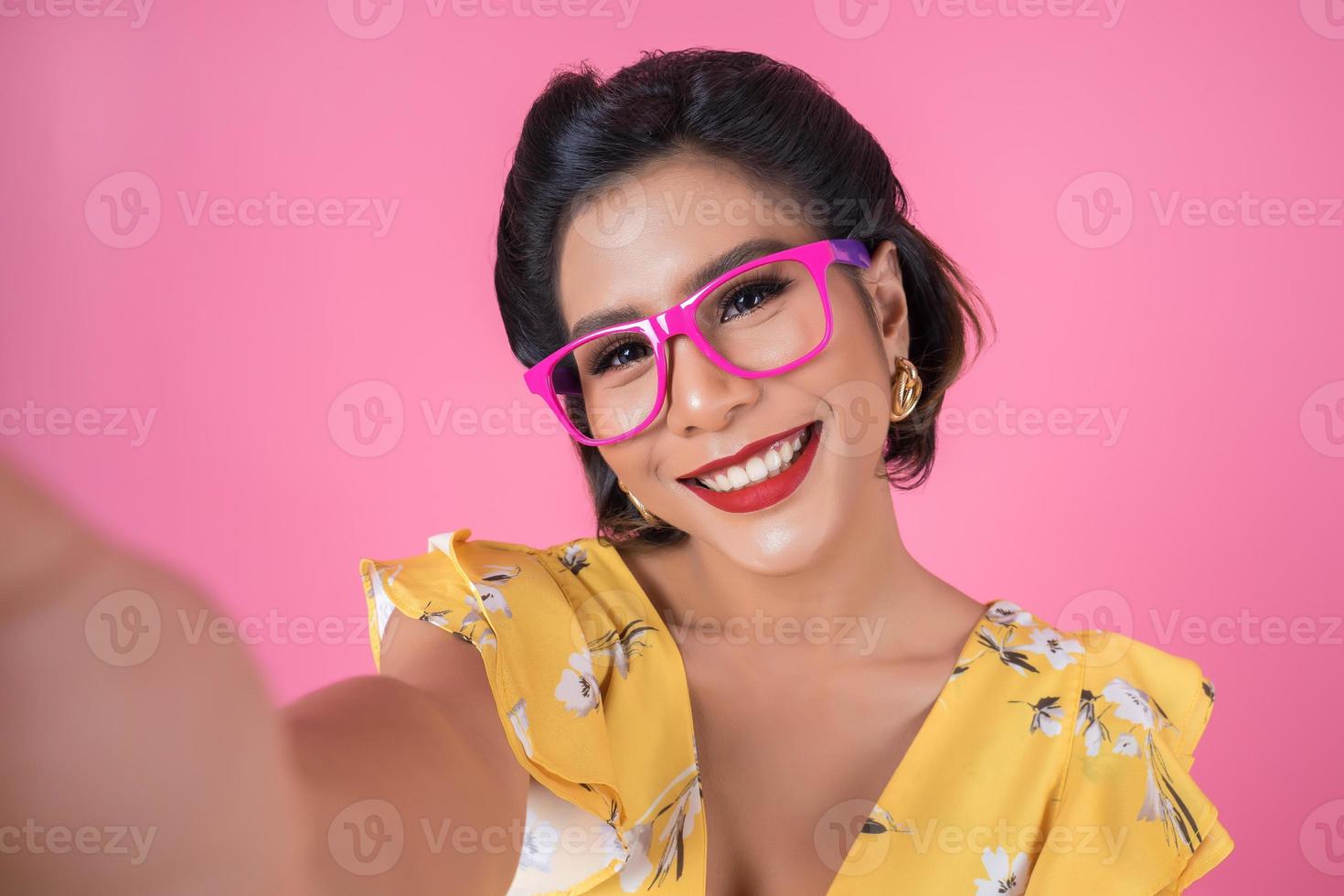 hermosa mujer de moda tomando un selfie con su teléfono foto