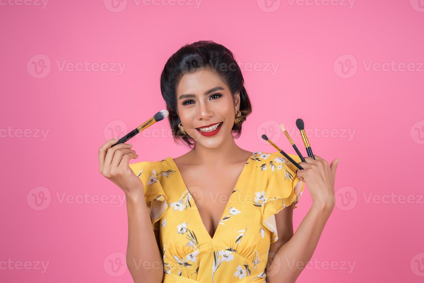 retrato de una mujer con pincel de maquillaje foto