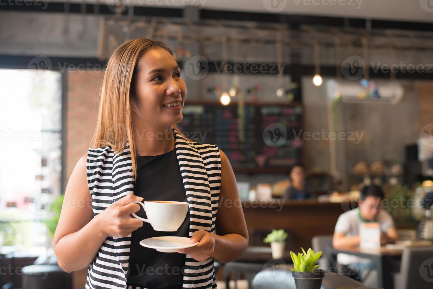 mujer asiática, relajante, con, café, en, café foto