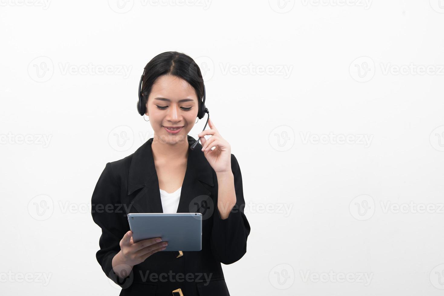 Joven mujer asiática con auriculares de teléfono de apoyo, aislado sobre fondo blanco. foto