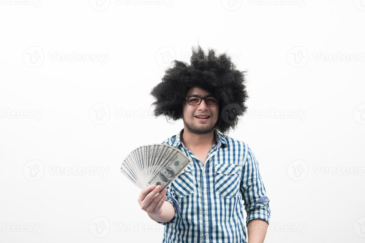 hombre con dinero aislado sobre fondo blanco foto