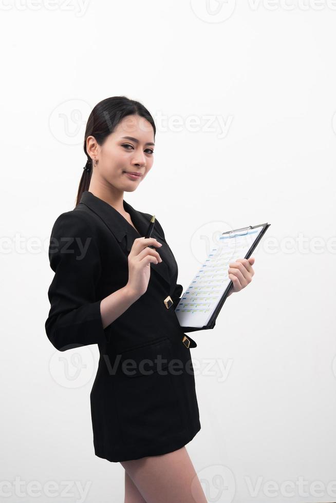 retrato de una mujer de negocios con documentos aislados sobre fondo blanco. foto