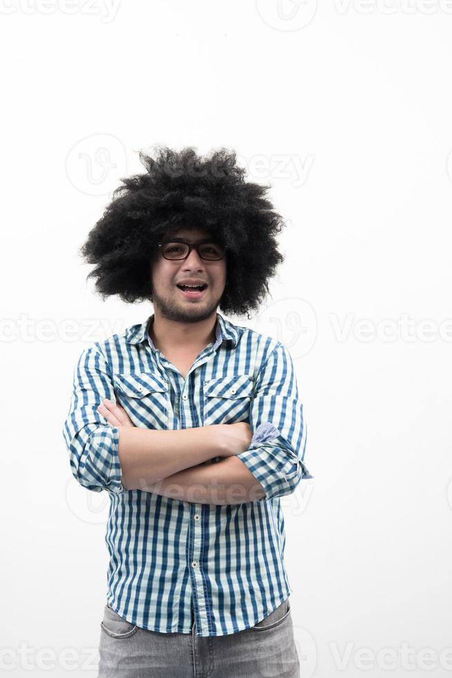 Hombre con pelo rizado divertido aislado sobre fondo blanco. foto