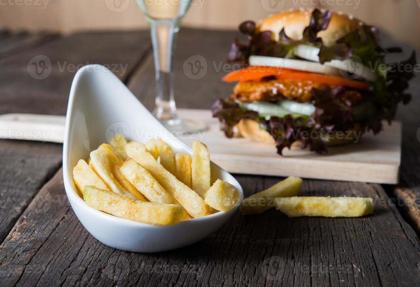 Close-up de papas fritas con hamburguesa de pollo casera foto