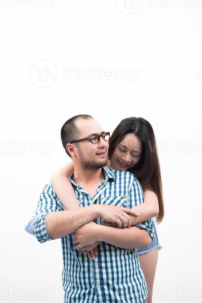 Retrato de joven pareja feliz aislado sobre fondo blanco. foto