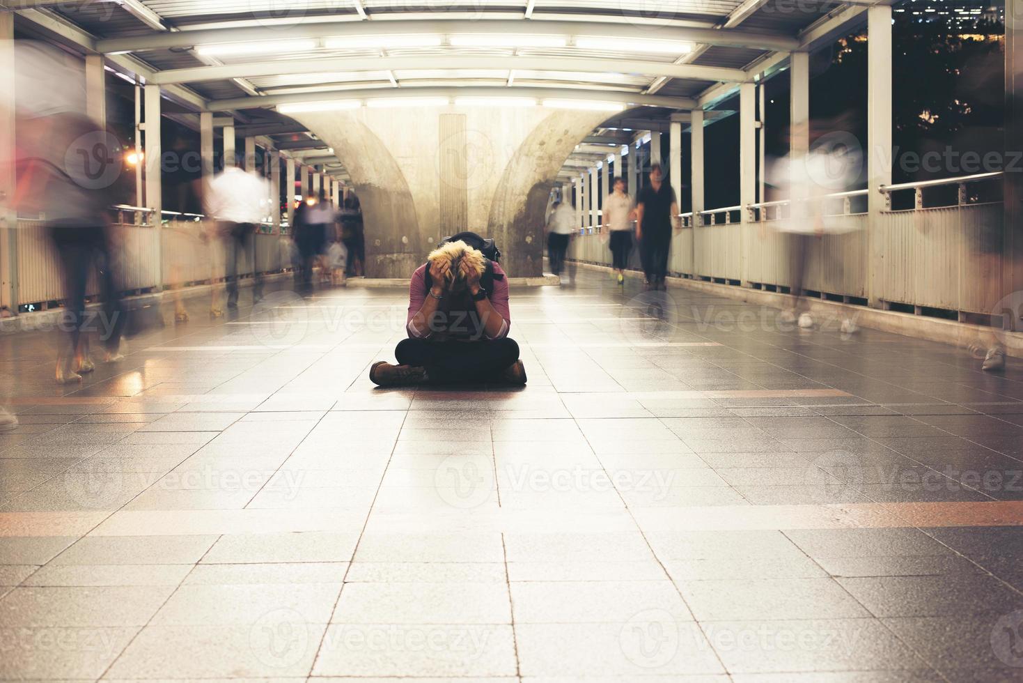 hipster hombre barbudo sentado en el suelo sintiéndose estresado foto