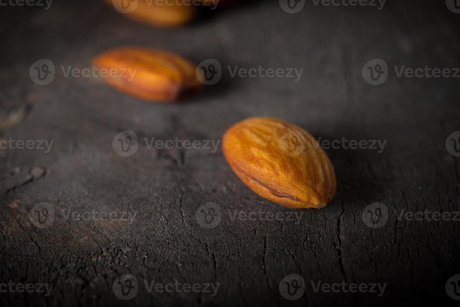 almendras sobre fondo de madera foto