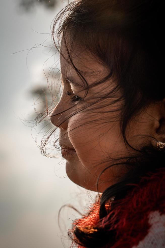 retrato de una niña riendo y vistiendo un suéter rojo foto