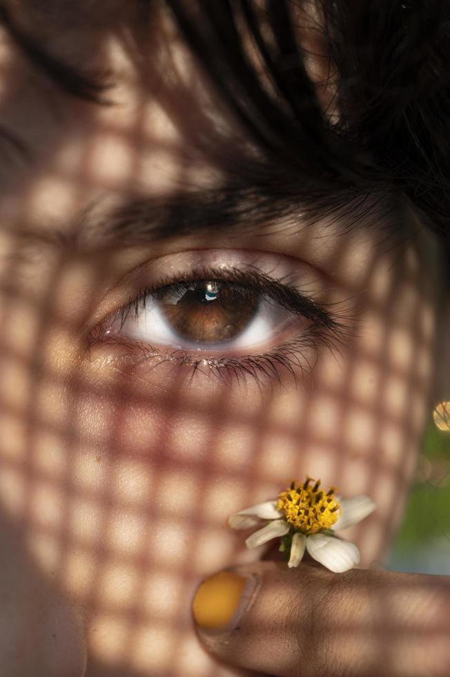 iluminación sombreada en la cara de un niño foto