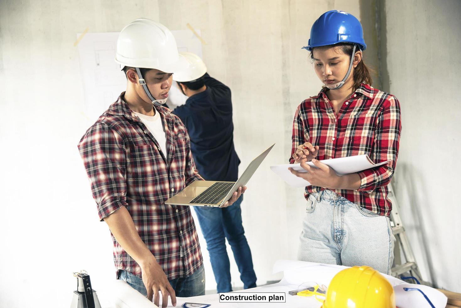 jóvenes ingenieros asiáticos construyendo una casa foto