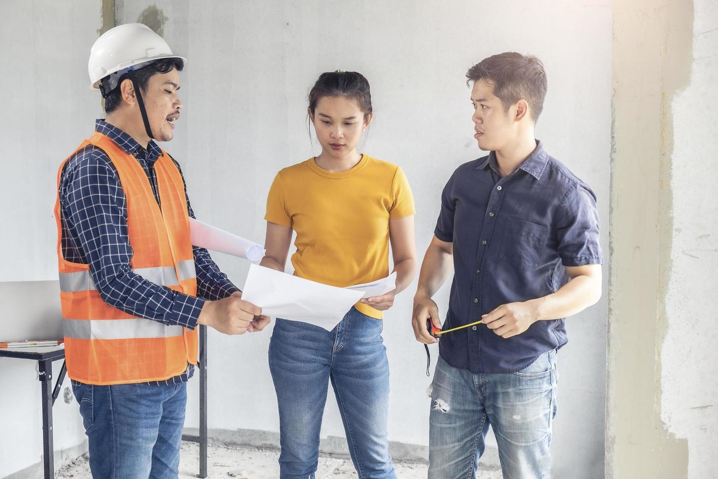 tres inspectores de viviendas de ingeniería foto