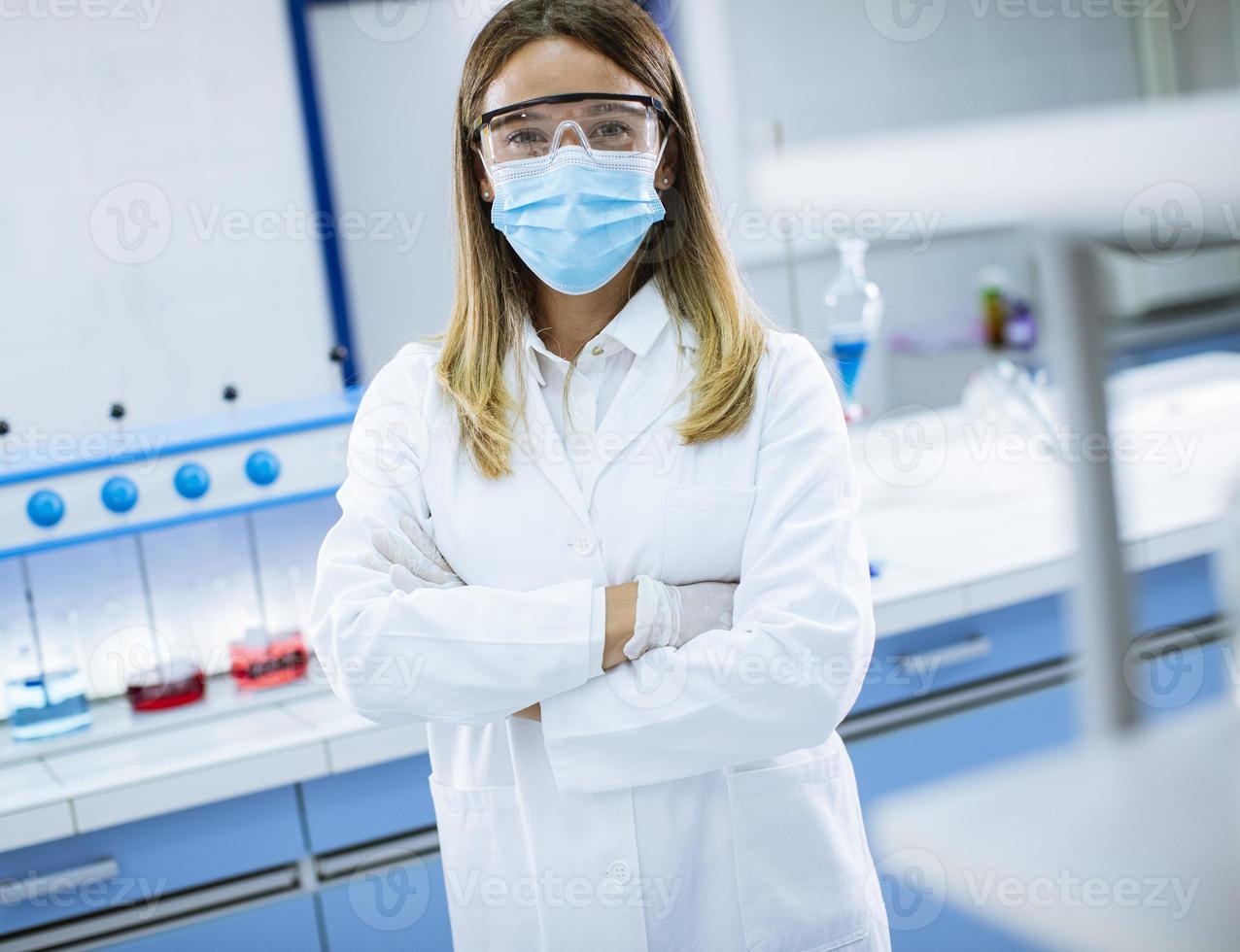 Joven investigador analizando datos químicos en el floculador en laboratorio foto