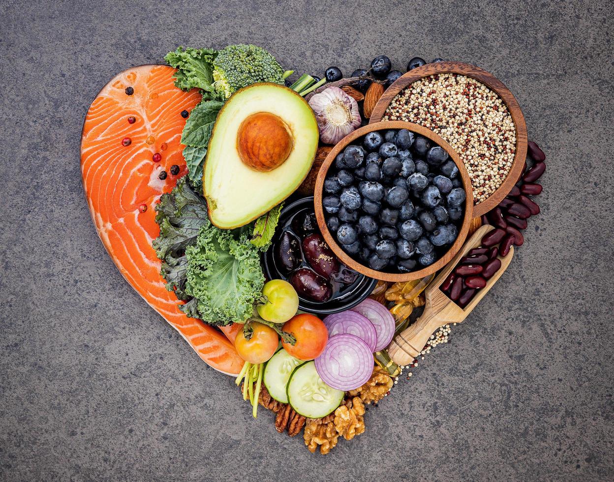 alimentos frescos en forma de corazón foto