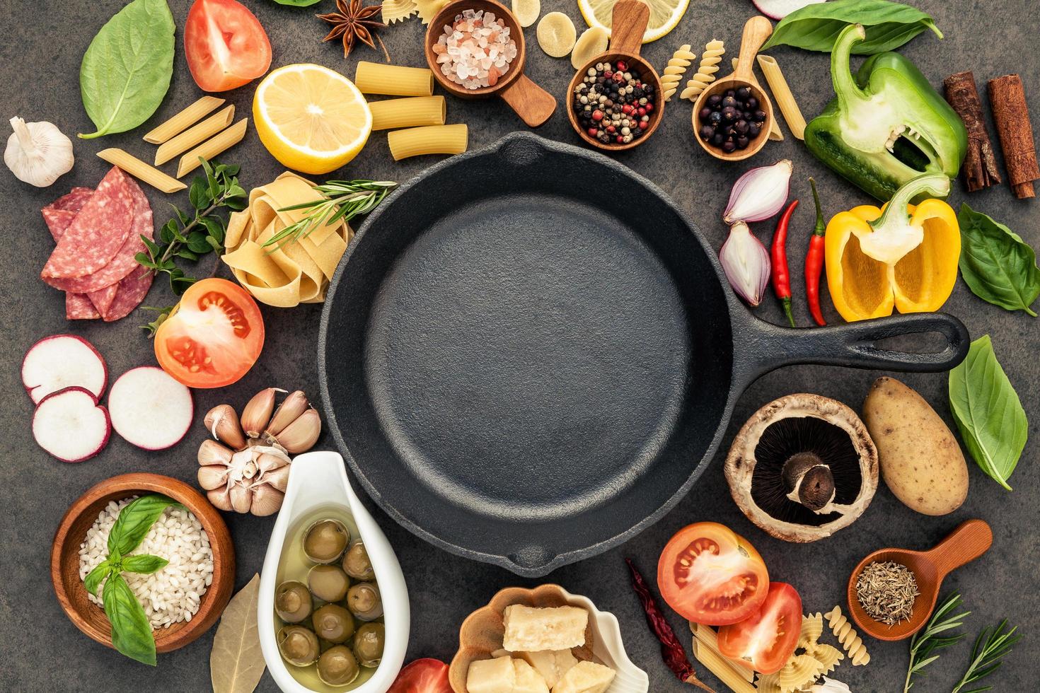 sartén con ingredientes italianos foto