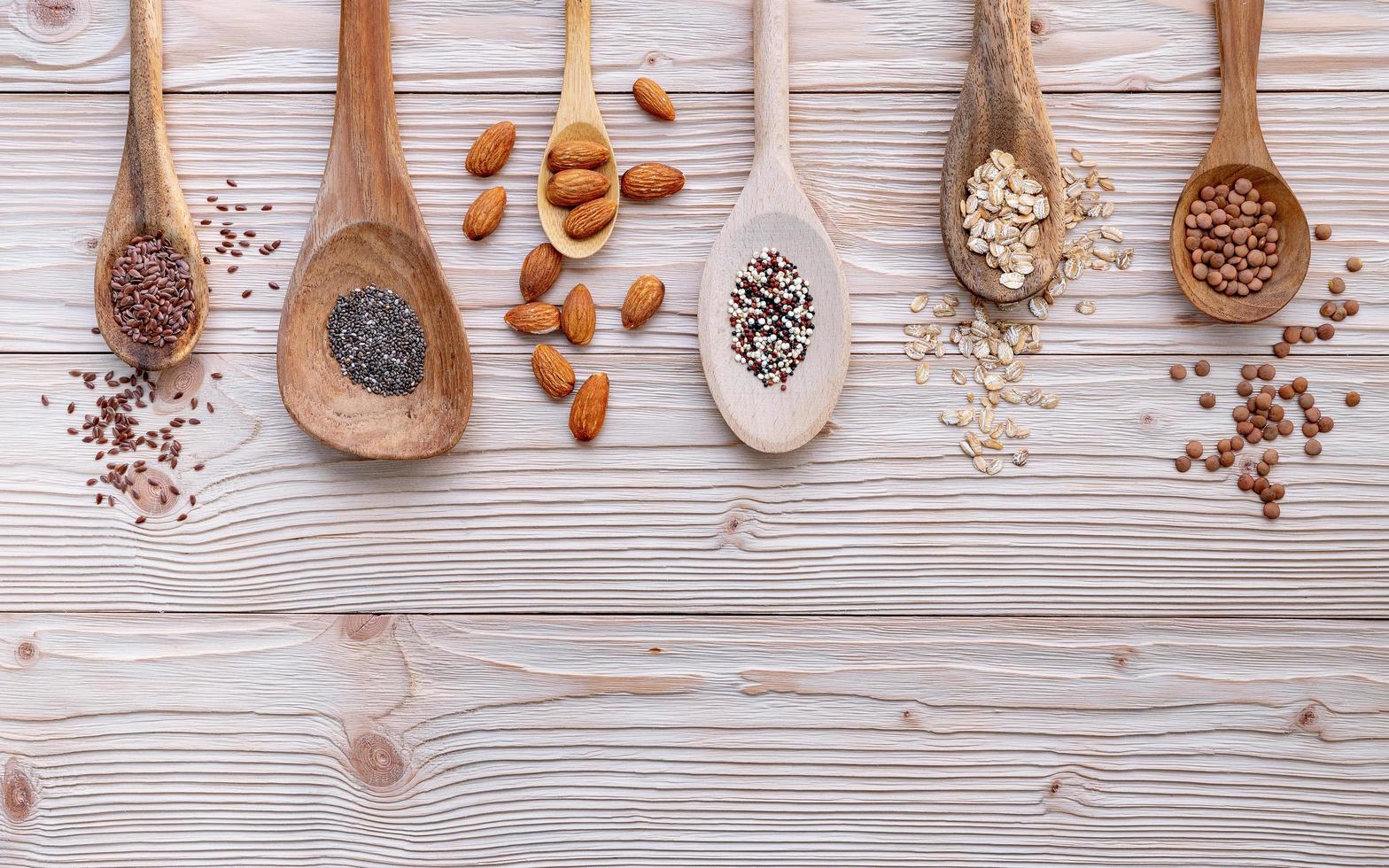 granos y cereales sobre un fondo de madera blanca foto