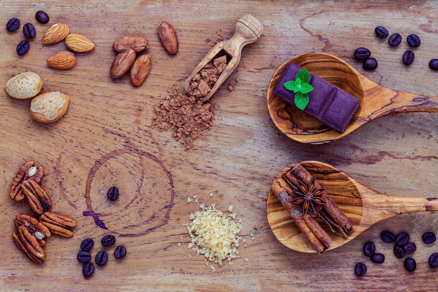 Ingredientes de postre sobre un fondo de madera en mal estado foto