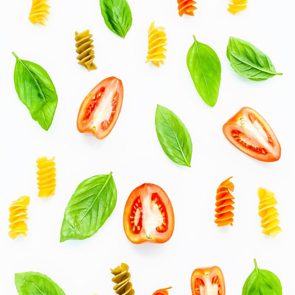 patrón de alimentos con albahaca, pasta y tomates foto