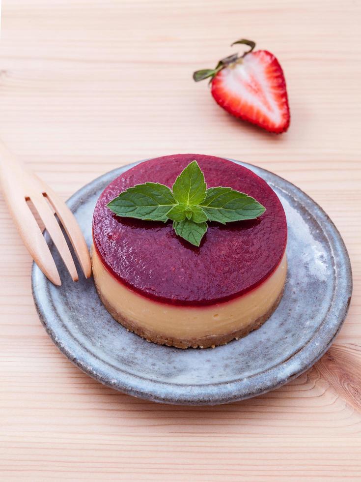 tarta de queso de fresa en una mesa foto