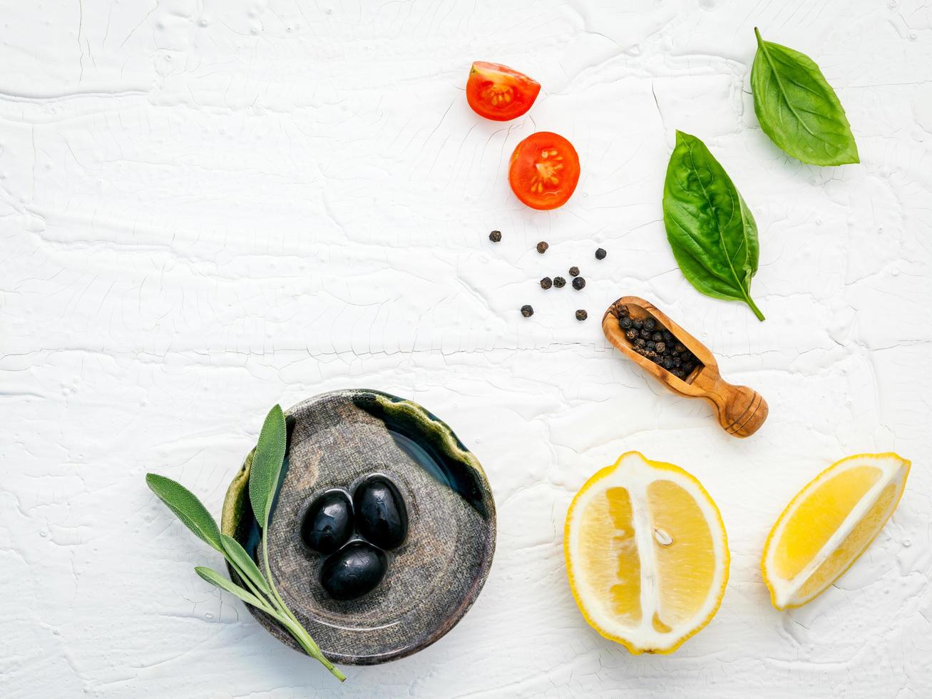 ingredientes italianos en blanco foto