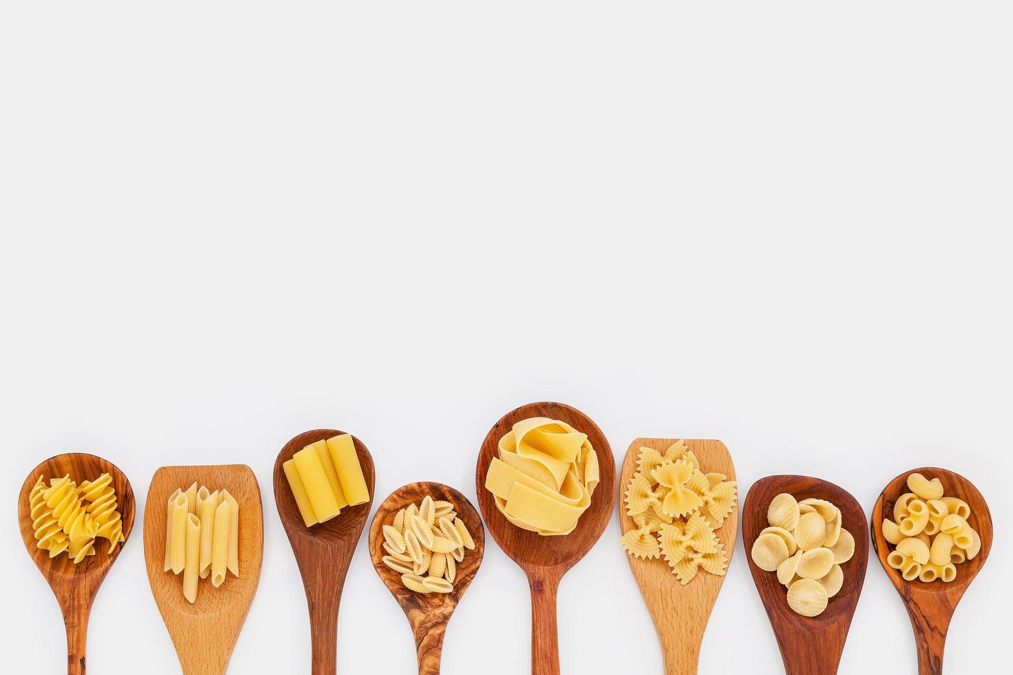 pastas en cucharas con espacio de copia foto