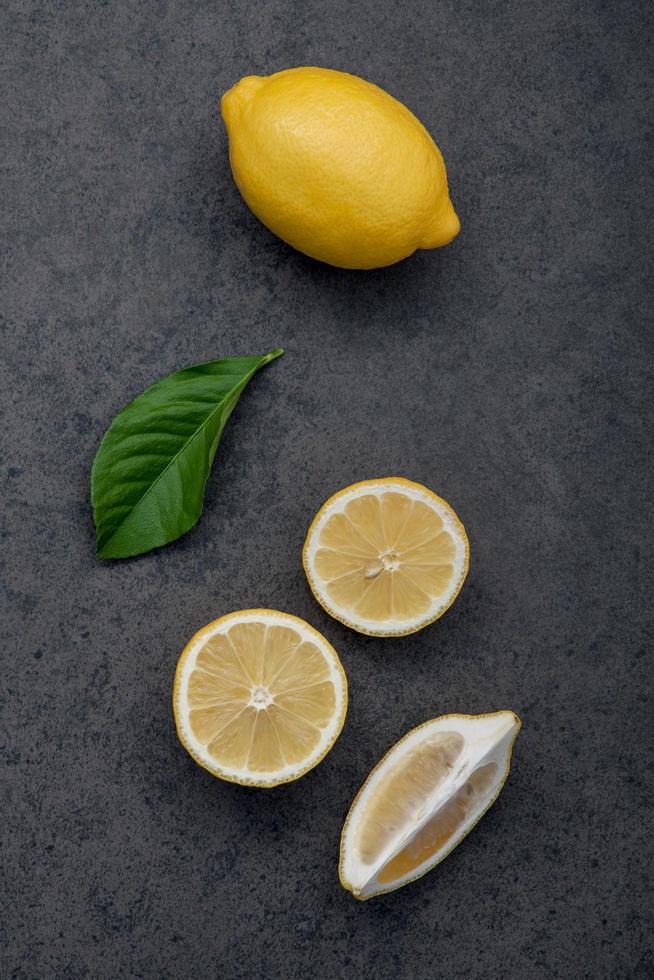 limón fresco sobre un fondo gris oscuro foto