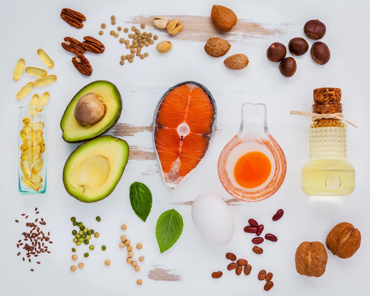 Alimentos saludables sobre un fondo blanco cutre foto