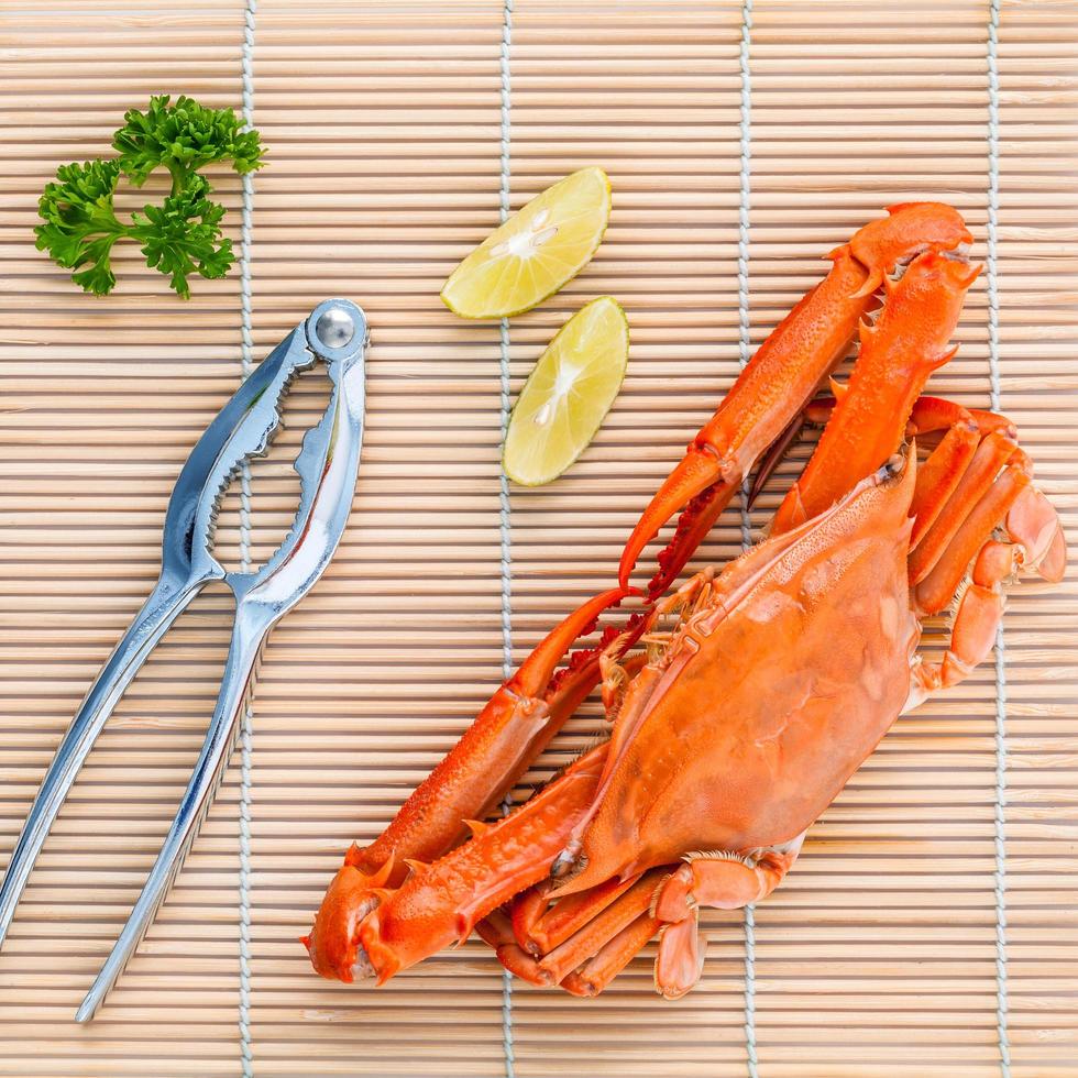 Crab with lime and parsley photo