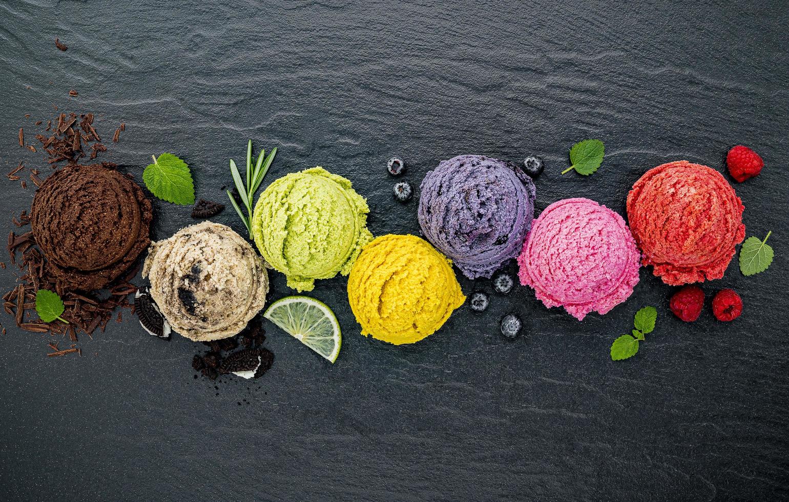 coloridas bolas de helado con frutas foto