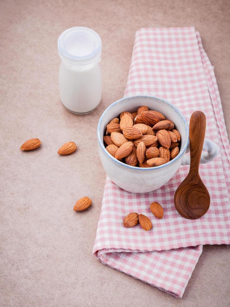 concepto de leche de almendras foto