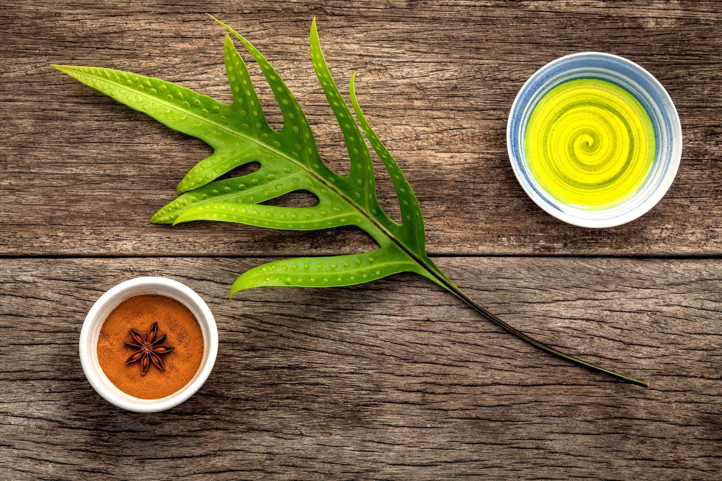 hoja con canela en polvo y aceite foto