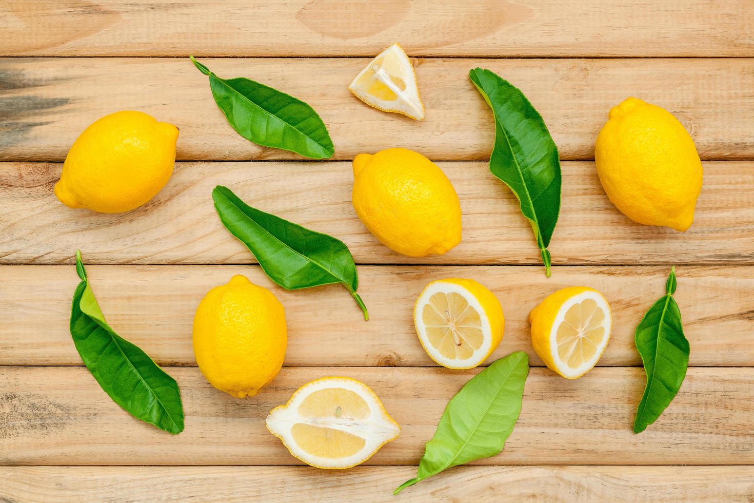 Vista superior de limones en madera clara foto