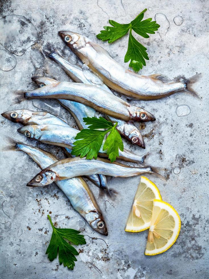 pescado shishamo con perejil y limón foto