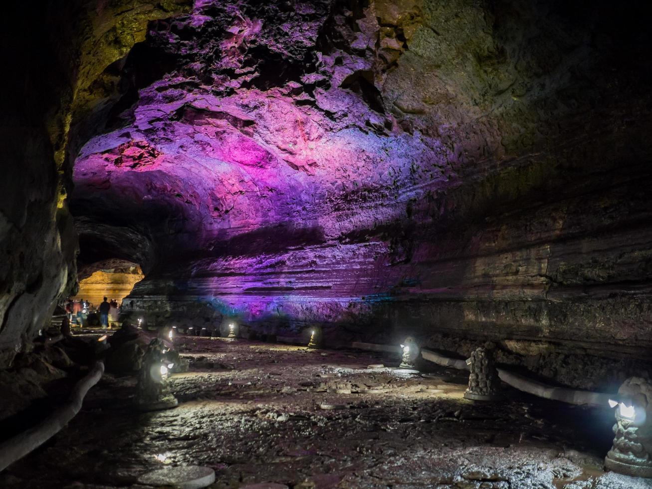 el corredor dentro de la cueva manjanggul en la isla de jeju, corea del sur foto