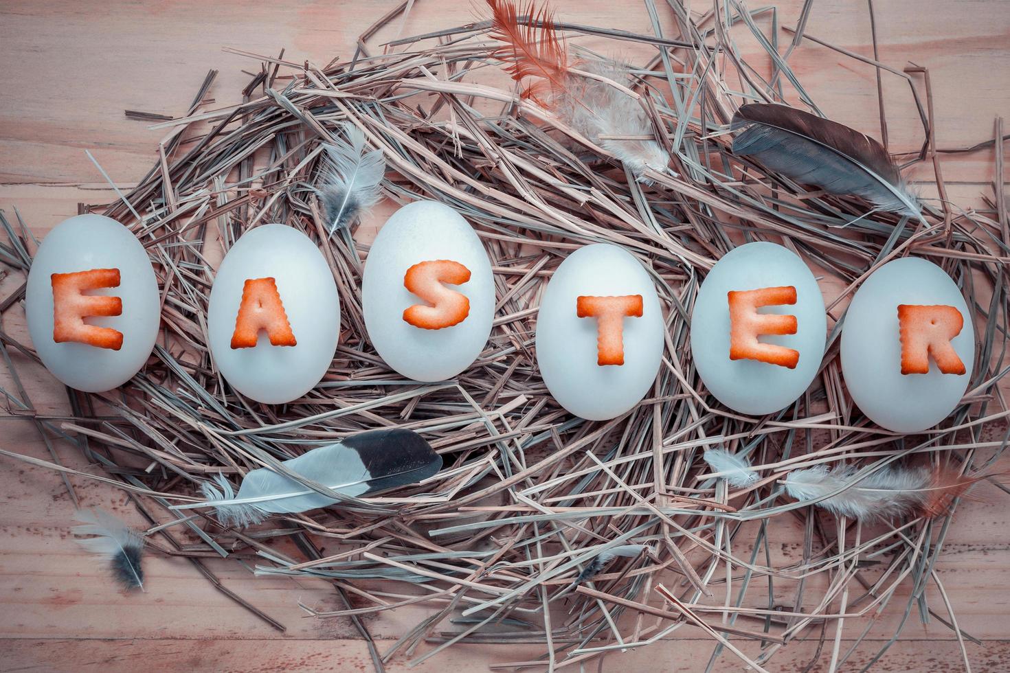 huevos de pascua con plumas y elementos de nido foto