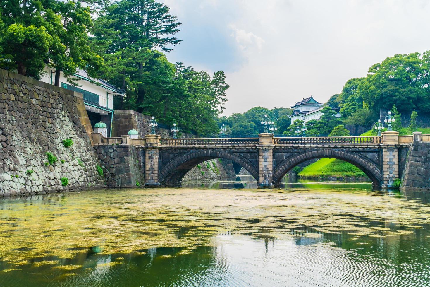 el castillo del palacio imperial en la ciudad de tokio, japón foto