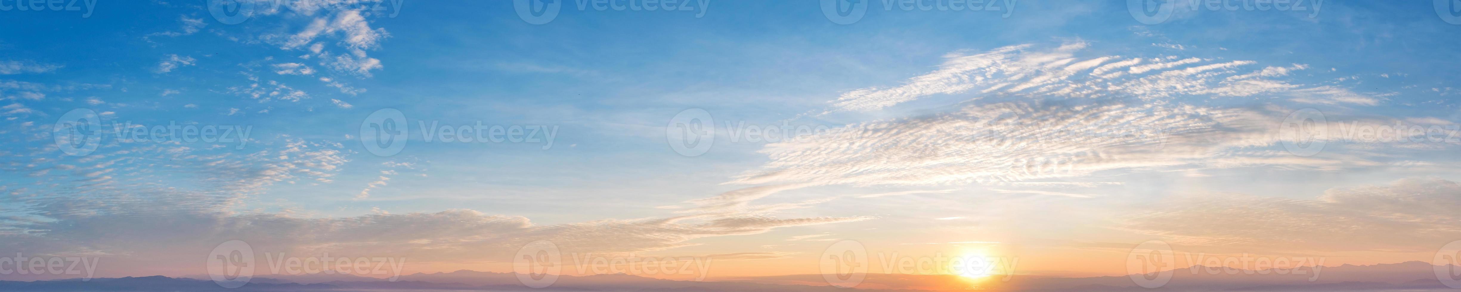 el cielo al atardecer foto