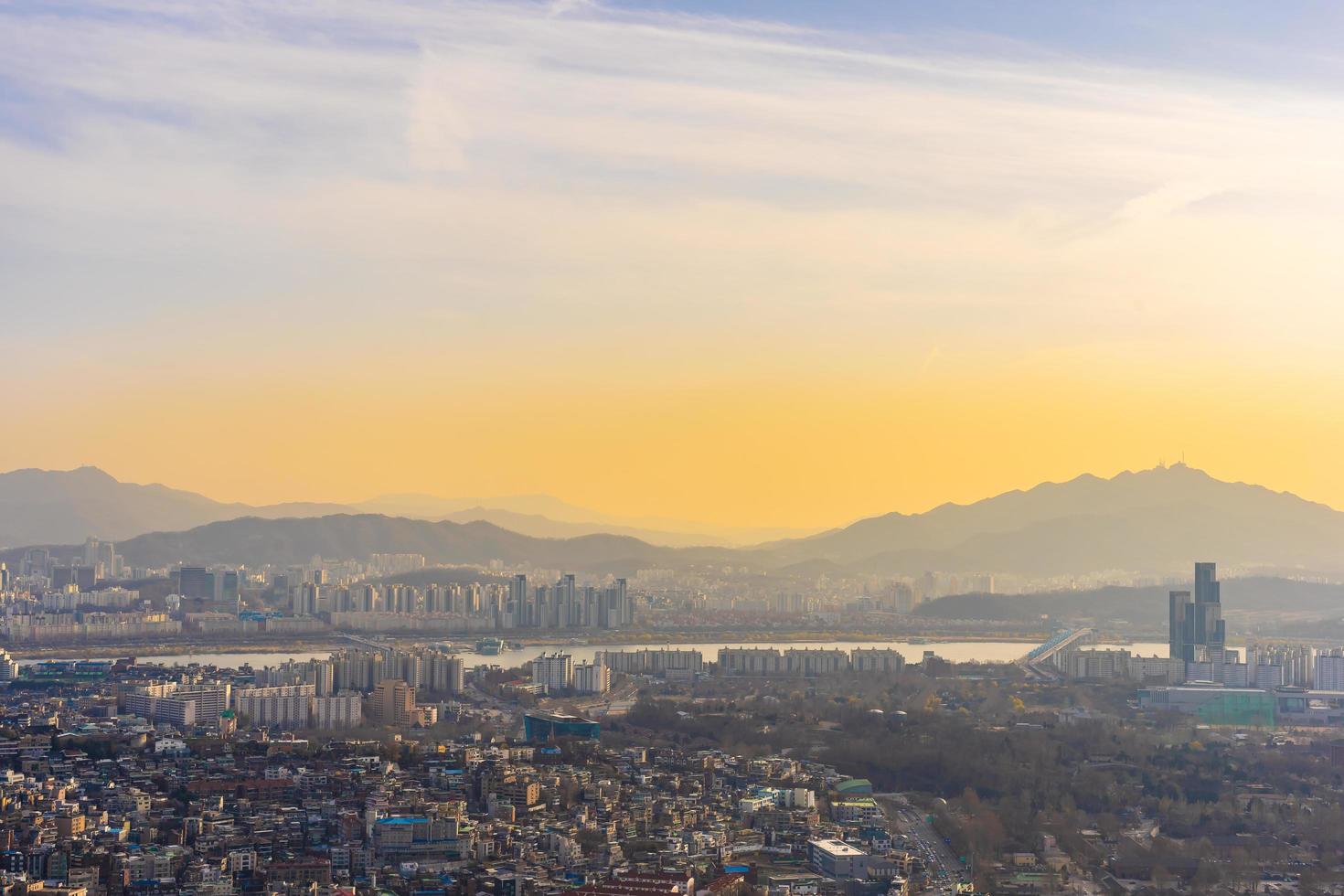 Vista de la ciudad de Seúl, Corea del Sur, al atardecer foto