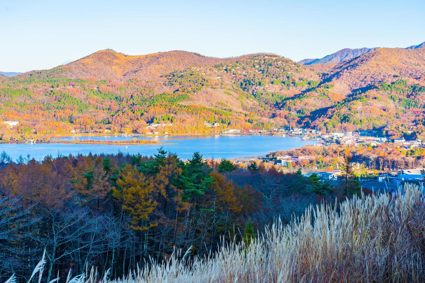 hermoso paisaje en el lago yamanakako, japón foto