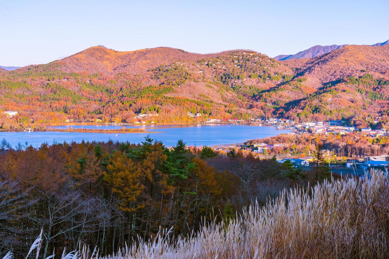 hermoso paisaje en el lago yamanakako, japón foto
