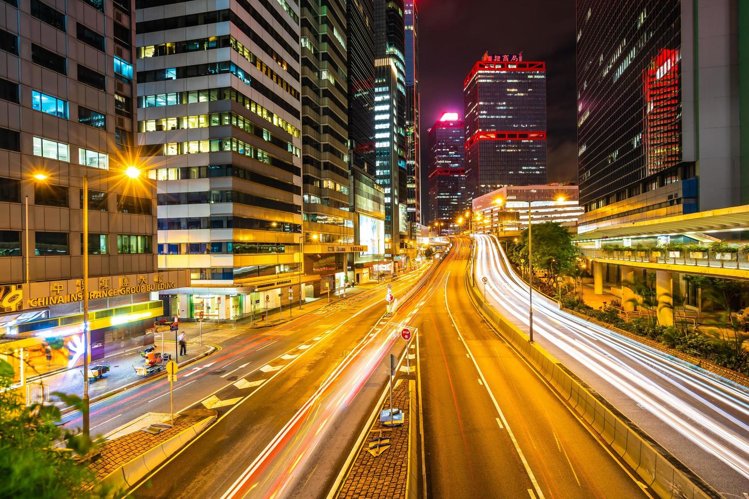 edificios de la ciudad de hong kong, china, por la noche foto