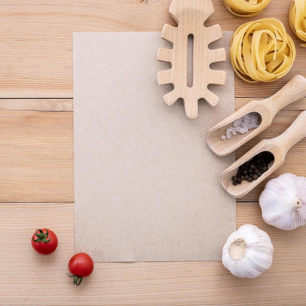 Ingredientes italianos con maqueta de papel kraft. foto