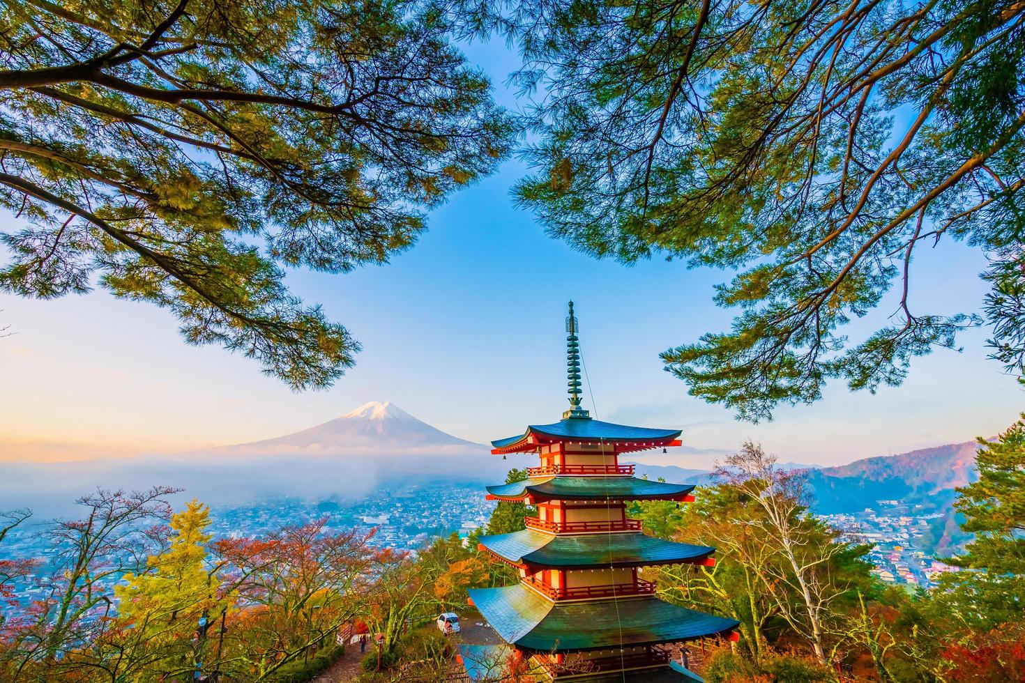 monte. Fuji con pagoda chureito en Japón foto