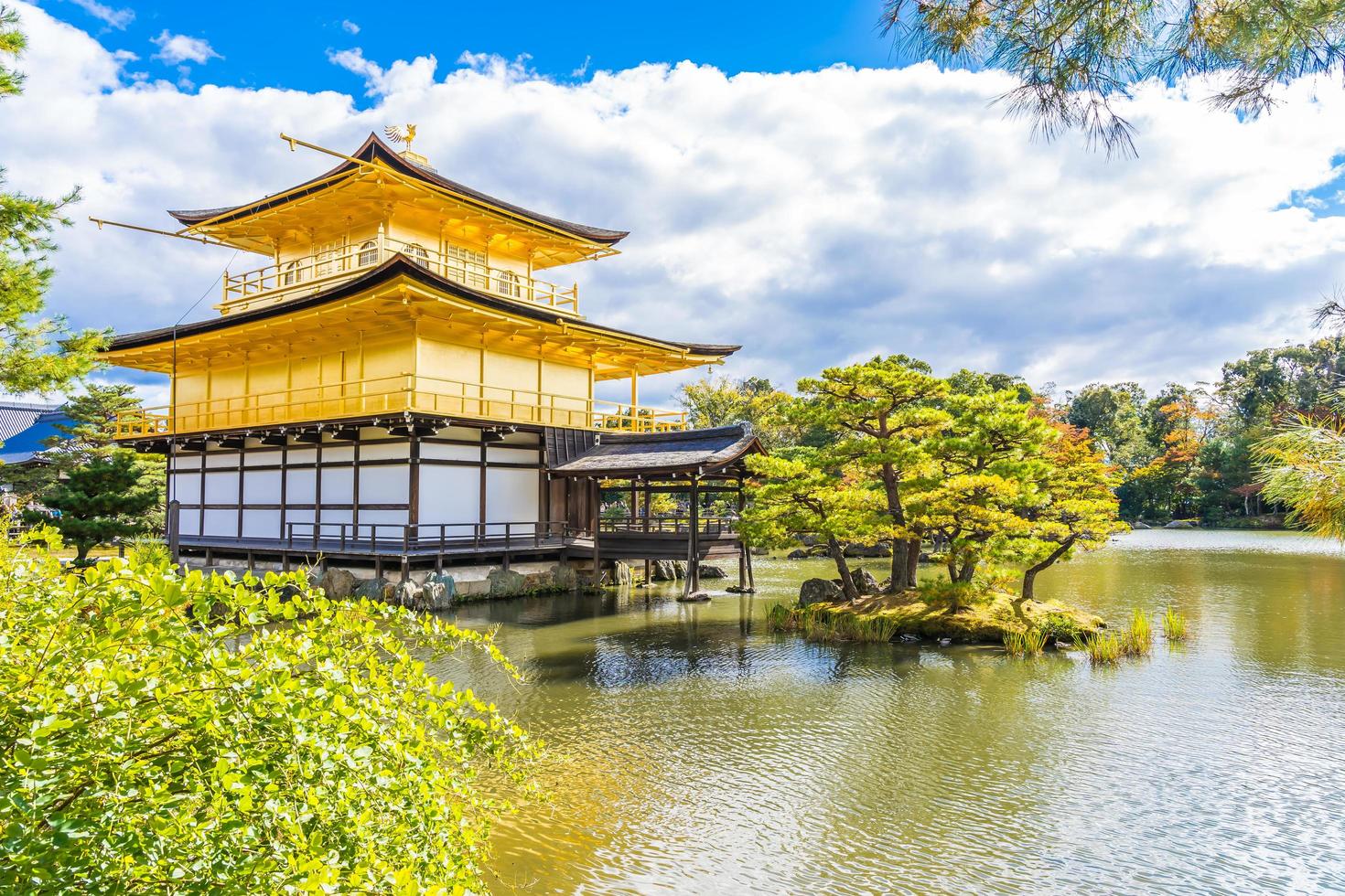 Templo Kinkakuji o pabellón dorado en Kioto, Japón foto