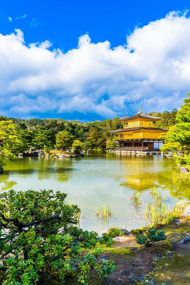 Templo Kinkakuji o pabellón dorado en Kioto, Japón foto