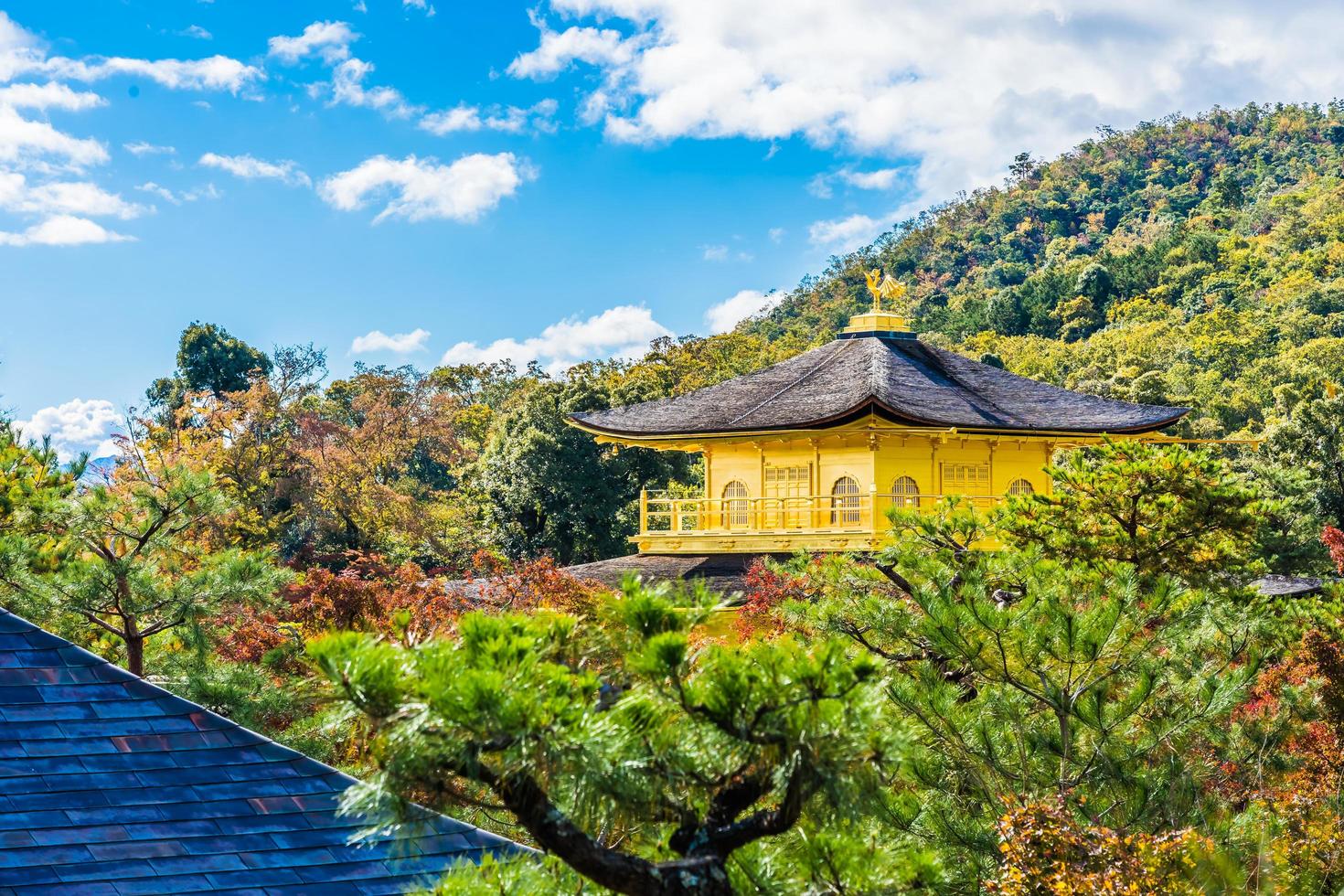 Templo Kinkakuji o pabellón dorado en Kioto, Japón foto