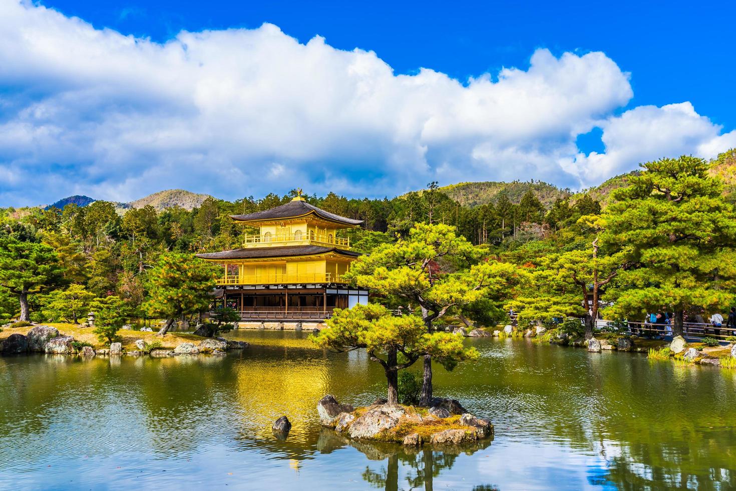 Templo Kinkakuji o pabellón dorado en Kioto, Japón foto