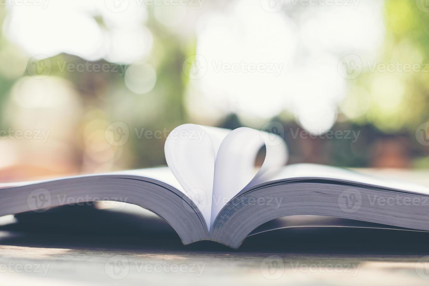 página del libro del corazón, concepto de amor foto