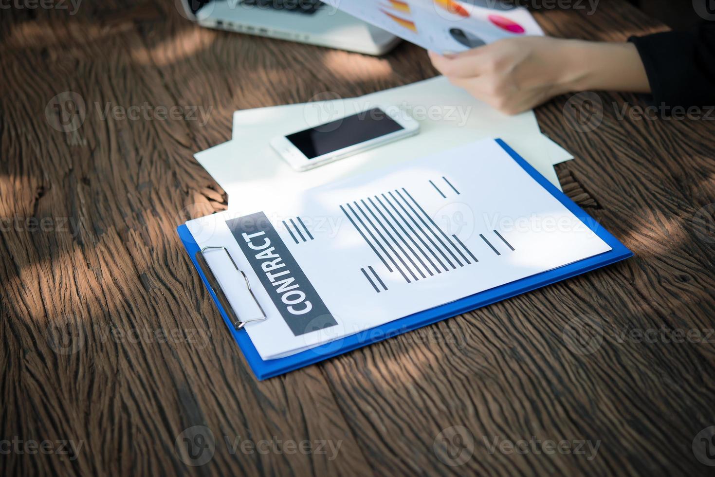 mujer de negocios trabajando con documentos gráficos y análisis de gráficos de inversión foto